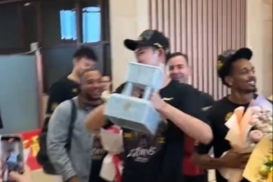 载誉而归！广厦今天回到杭州 赵嘉仁和球队会合&举起至尊鼎