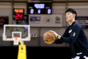 戴森-丹尼尔斯：希望曾凡博下赛季进入NBA 想和他打百分大战