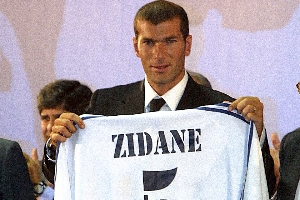 意甲荣光岁月！01/02赛季夏窗前十：意甲七席，标王齐达内7750万