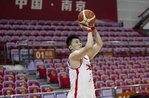 后卫最后一席将在徐杰高诗岩之间产生 雷蒙逐步赢得教练组的信任