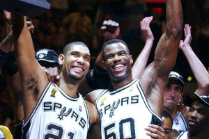 美媒：大家都喜爱杨瀚森 已有球迷拿他&克林根与马刺双塔相比