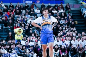 媒体人：赵睿如果和周琦联手 保持健康 绝对是总冠军的有力争夺者