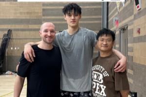 将加盟篮网！训练师晒和曾凡博合照：你该去布鲁克林办正事啦！