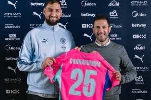 门将强援！曼城社媒晒多纳鲁马亮相照片：他来了🤩