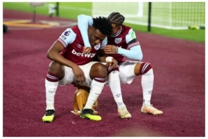 还挺有爱！西汉姆将库杜斯以前进球庆祝用的凳子还给他