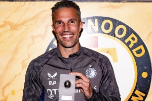 少帅养成中！42岁范佩西率队4连胜少赛领跑 昨日获荷甲月最佳主帅