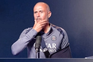 队报：恩里克肩锁关节手术后回到训练场，现场指导巴黎全队的训练