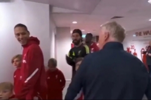 英媒：莫耶斯赛前就与主裁判发生激烈交谈，范迪克在一旁大笑