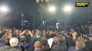 金球奖竞争者！巴萨一行人抵达，现场有人嘘并辱骂“**巴萨”