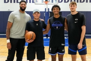 乔丹-斯皮思探营独行侠 并与浓眉&弗拉格&克里斯蒂等人合影