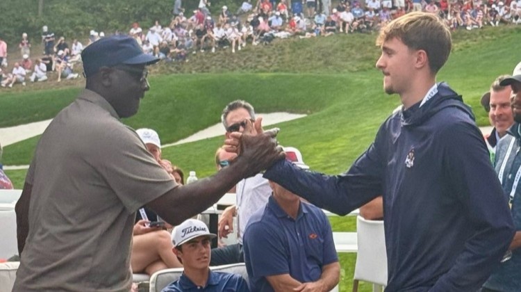 弗拉格与乔丹在莱德杯握手致意！独行侠官方：历史性同框⛳️