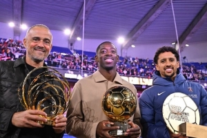 巴黎晒恩里克、登贝莱、马尔基尼奥斯+三奖项合影：集体的力量