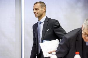 世体：巴萨主场对阵巴黎的欧冠的比赛，切费林将前往巴塞罗那观战