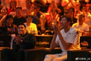 周琦社媒晒照：第一次现场看🏓男双3-0轻松加愉快！