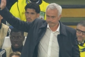 记者：恩佐准备主罚角球时，穆帅要求本菲卡球迷停止投掷物品