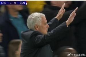 🎥恩佐罚角球时，穆里尼奥走过来告诉本菲卡球迷不要再扔东西