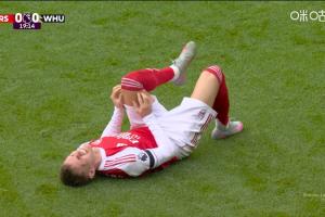 枪迷揪心！厄德高开场20分钟膝盖与对手碰撞，两度躺在场地内