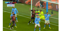 别挤了😂伯恩茅斯角球时包夹门将，多纳鲁马隔着多库推开二人