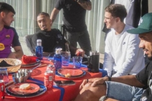阿劳霍在家中组织巴萨队内聚餐，旨在困难阶段增强团队凝聚力