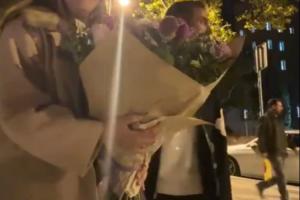 普通市民梅先生👣巴塞罗那街头一对情侣约会，梅西从其身后走过