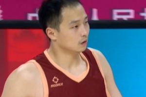 身手全能！王奕博13中6砍全队最高18分外加4板5助 三分7中4