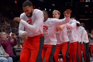 🤣词穷了！猛龙赛前仪式：排长龙热身 坦普尔突然疯狂舞动