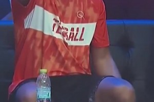 小罗欢呼点赞！巴西女选手的胸部停球真是一绝