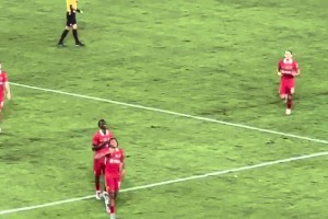 现场实拍！红军16岁小将恩古莫哈一条龙推射建功 看台一片欢腾