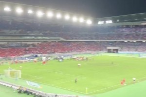 日本球市太火爆了！利物浦vs横滨比赛结束后球迷久久不愿离场