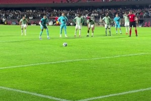 内马尔越来越胖了啊！这高举角旗杆看着像肚腩都出来了🫠