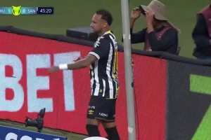 这球居然没进！内马尔门前近距离无人盯防射门竟打飞了！