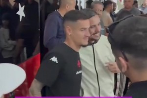 忒惨！内马尔那边被狂骂，而库蒂尼奥这边人人都想合影😅