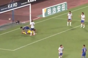 离谱！日职联门将上演逆天黄油手