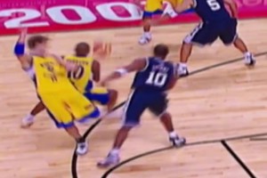 现在很难看到超巨这样做了！科比FIBA赛场锁死巴博萨，舍身飞扑抢球