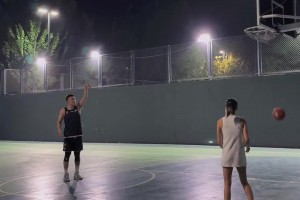 免费的球童哈！付豪女友陪着付豪一起练球：美好的一切~