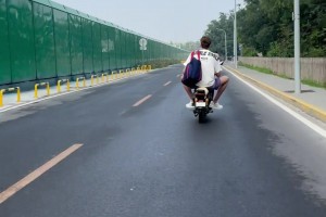 周琦亲自送儿子上幼儿园 网友：没想到琦哥竟然也骑电动车🤣