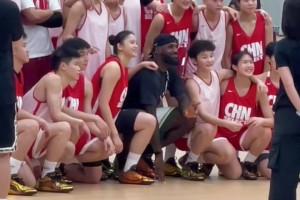 梦幻联动！赵睿现身成都，和詹姆斯一同指导国青队队员