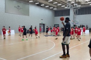 赵睿亲自操作指导国青球员上篮，随后老詹也入镜了！