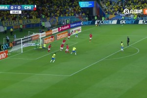 费队友😅！马丁内利和佩德罗争抢撞到一起