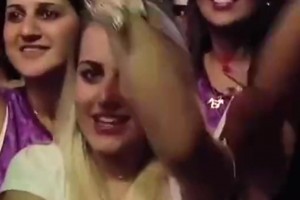 内马尔夜店把妹引发女粉骚动，最后还是和自己女友共舞😍