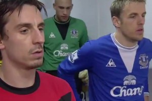 名场面：加里内维尔和菲尔内维尔在赛前完全忽略了彼此！