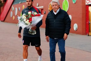 马竞队长科克来到安菲尔德悼念前队友若塔🙏