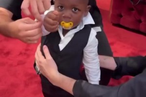 可爱😂亚马尔带弟弟试穿迷你西服，准备带他参加金球奖颁奖典礼