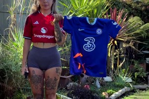 博眼球！大战前曼联女球迷烧切尔西球衣😡