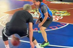 郭艾伦晒打球“羞辱”徐静雨视频：啥玩意 纯软人儿😂~