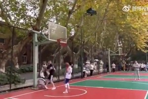 看到泰山球衣还以为走错片场🎧周杰伦演唱会济南站惊现泰山球衣