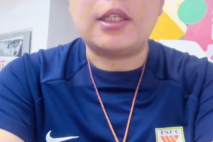 泰山队克雷桑遭遇男粉丝“强吻”！看得出来他心情是不错的