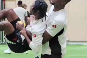 震惊！利物浦队内霸凌，老队长公然欺负刚来的新人😂