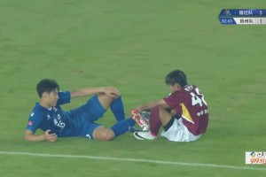 哥俩好！苏超宿迁和扬州球员拼抢中鞋带缠在一起，双双被绊倒在地