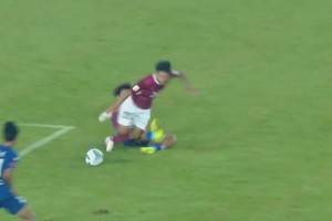 红牌来了！宿迁队球员杨硕背后铲球犯规，两黄变一红被罚下